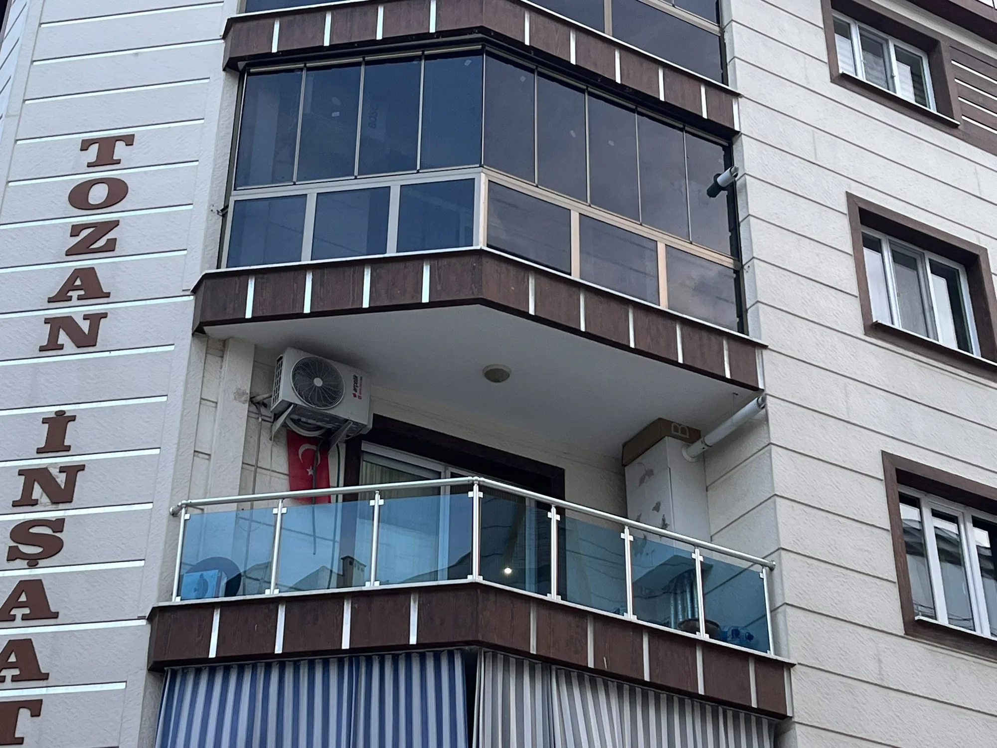 Saruhanlı cam balkon uygulaması – apartman cephesinde balkon kapatma – Ünal Yapı