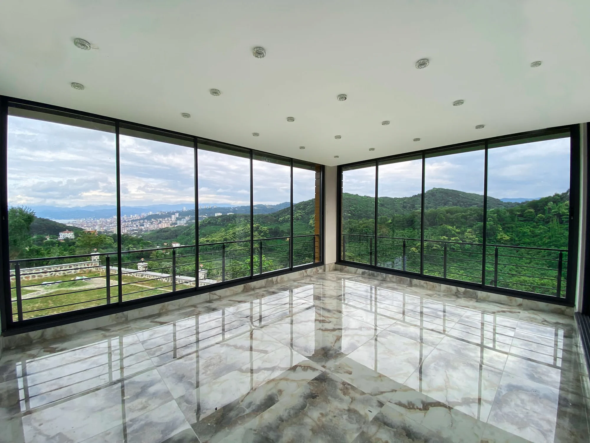 Saruhanlı cam balkon uygulaması – geniş cam kapatmalı teras – Ünal Yapı